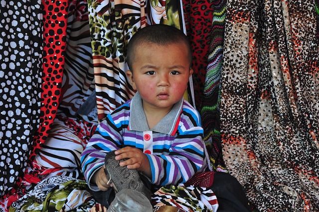 De complete wereld van babykleding: soorten, materialen, onderhoud en trends